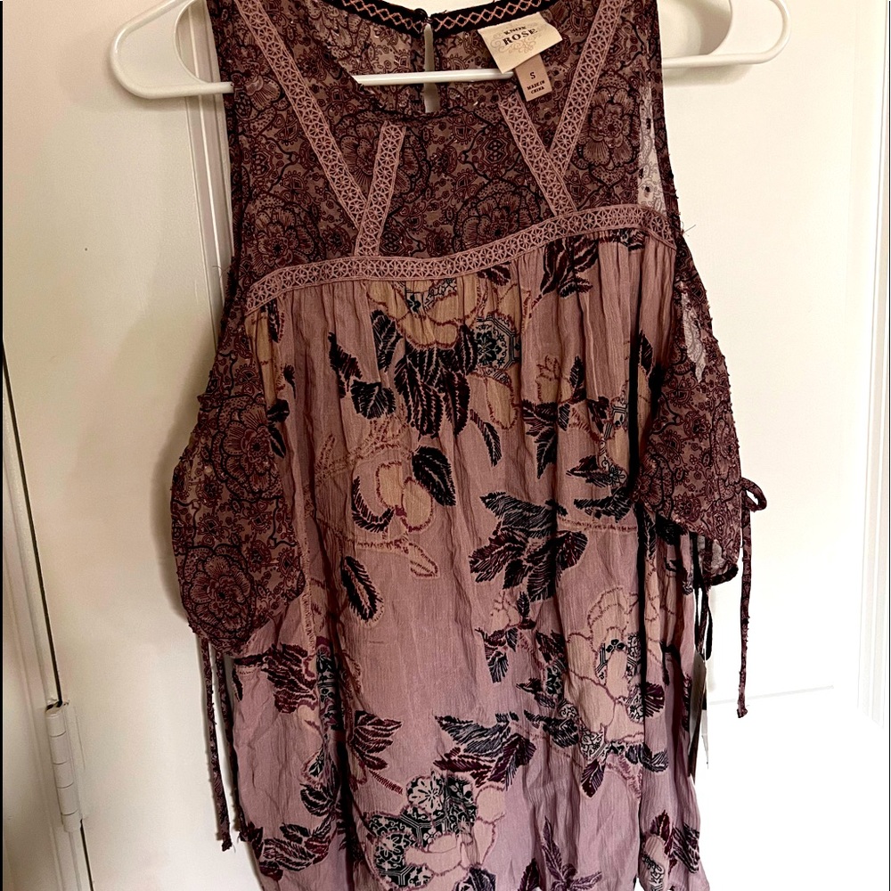 Top from Knox Rose targets “boutique” line.